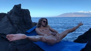 AlternaDudes - Thick Keleb yoga at the beach